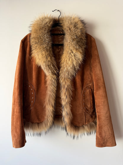 Veste en cuir marron avec bordures en fourrure beige