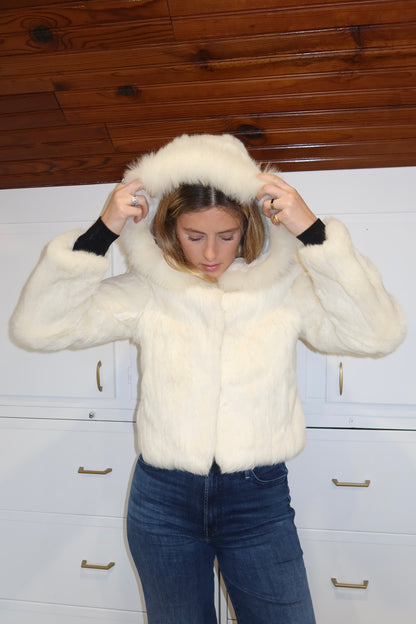 Veste à capuche courte en fourrure blanche