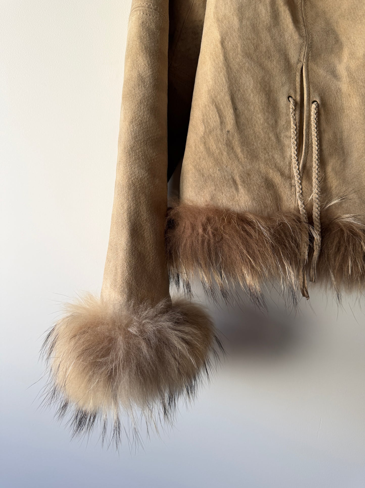 Veste en cuir avec bordures en fourrure beige