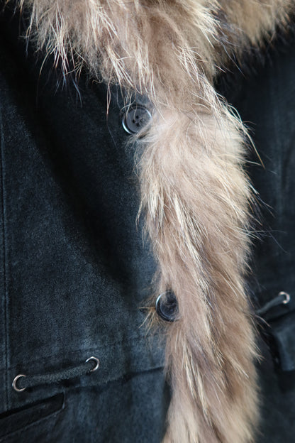 Veste en cuir noir avec bordures en fourrure