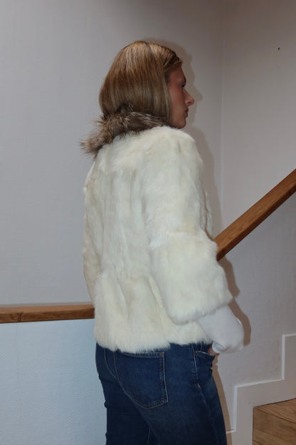 Veste en fourrure blanche et col gris