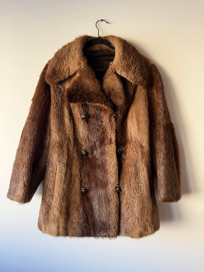 Manteau en fourrure forme caban