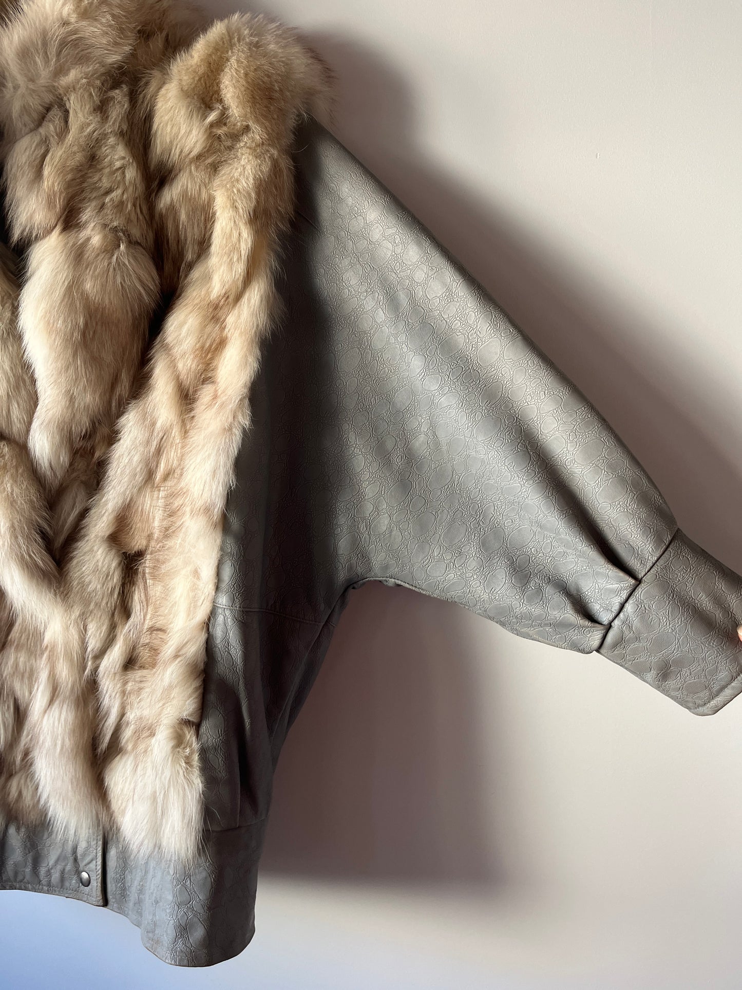 Veste en fourrure blanche et manches en cuir