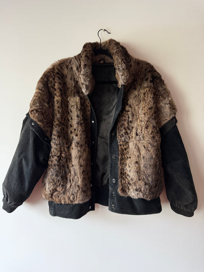 Veste en fourrure imprimée et cuir noir