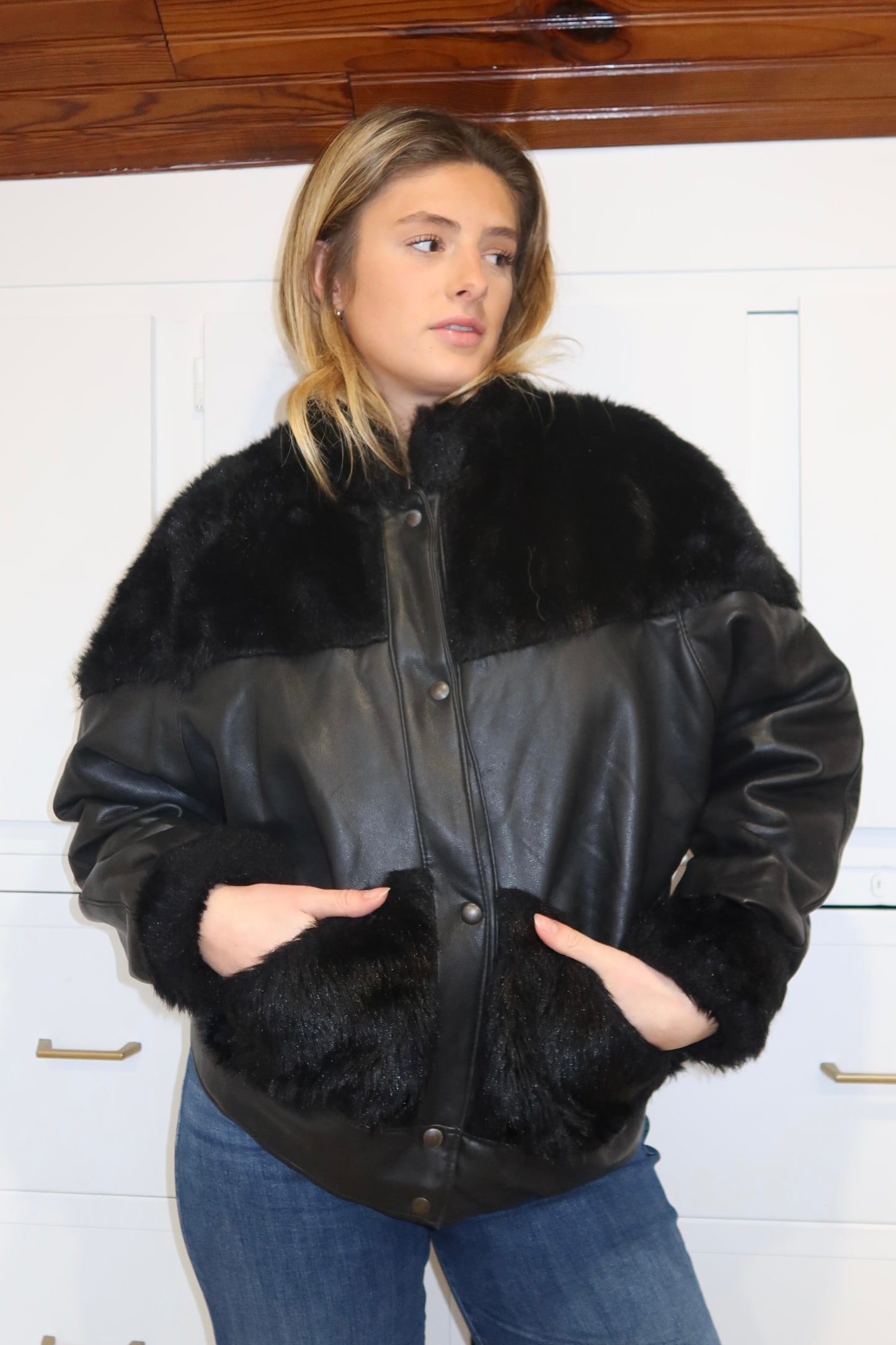 Veste en simili cuir et fausse fourrure