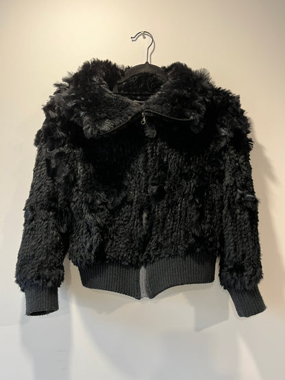 Veste en fourrure noire tressée