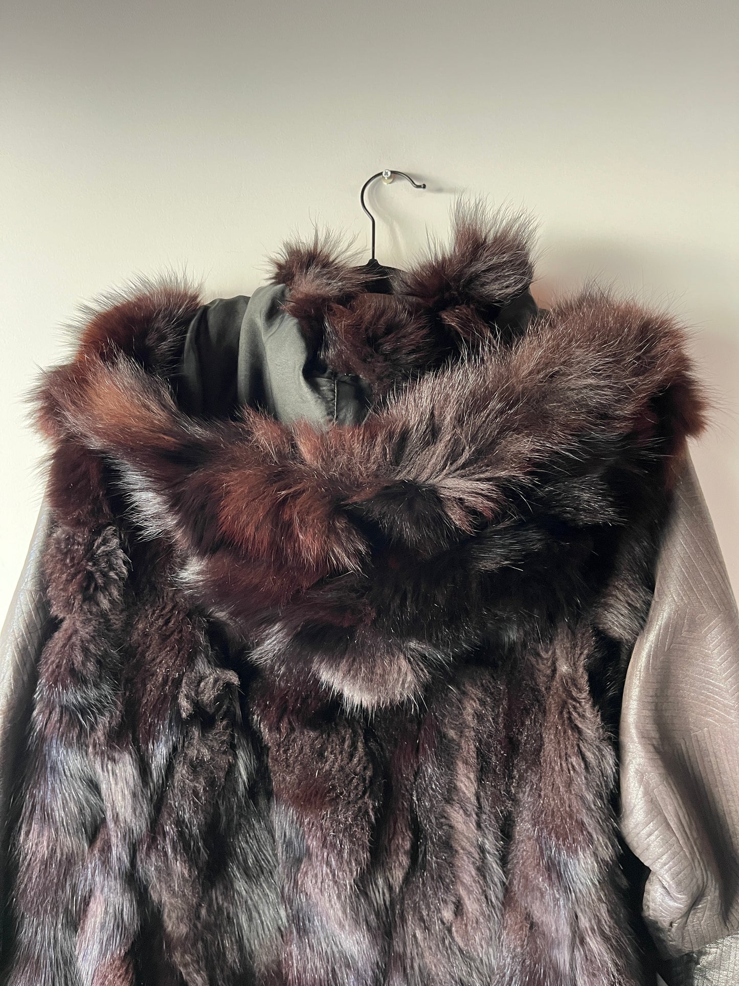 Veste en fourrure et cuir marron à capuche