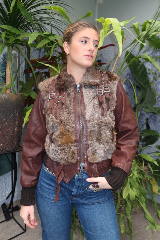 Veste courte en fourrure et cuir à boucles
