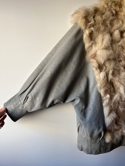 Veste en fourrure blanche et manches en cuir