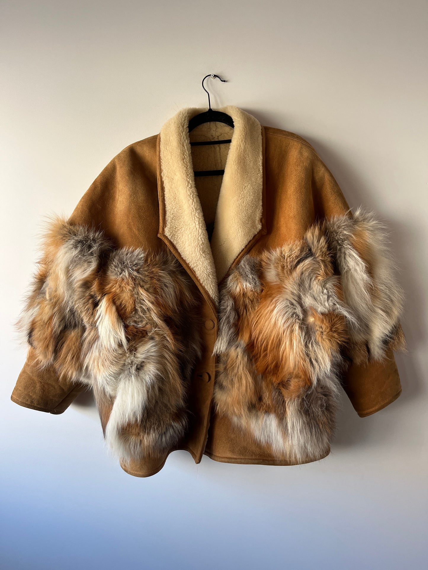 Veste en peau lainée et fourrure