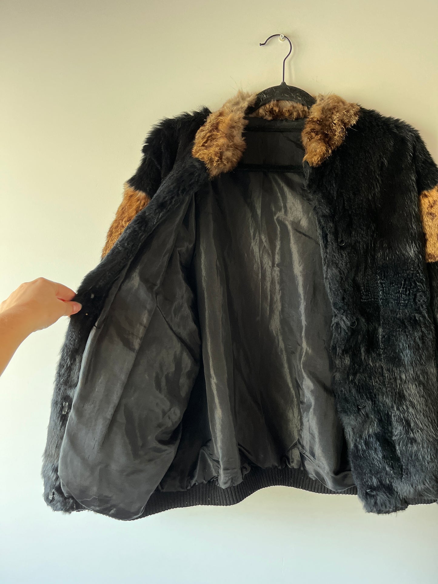 Veste en fourrure noire et léopard