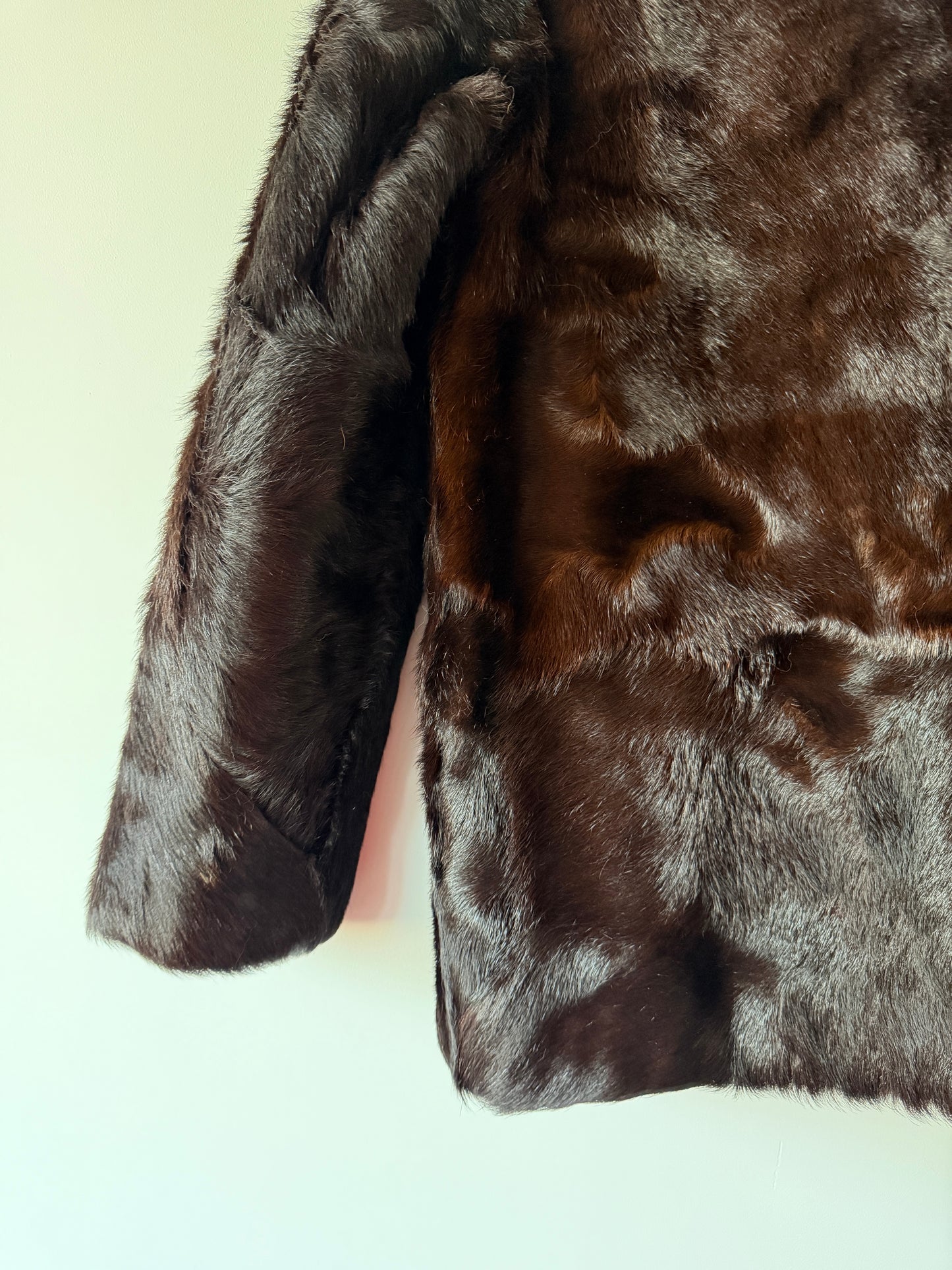 Manteau en fourrure marron et col roux