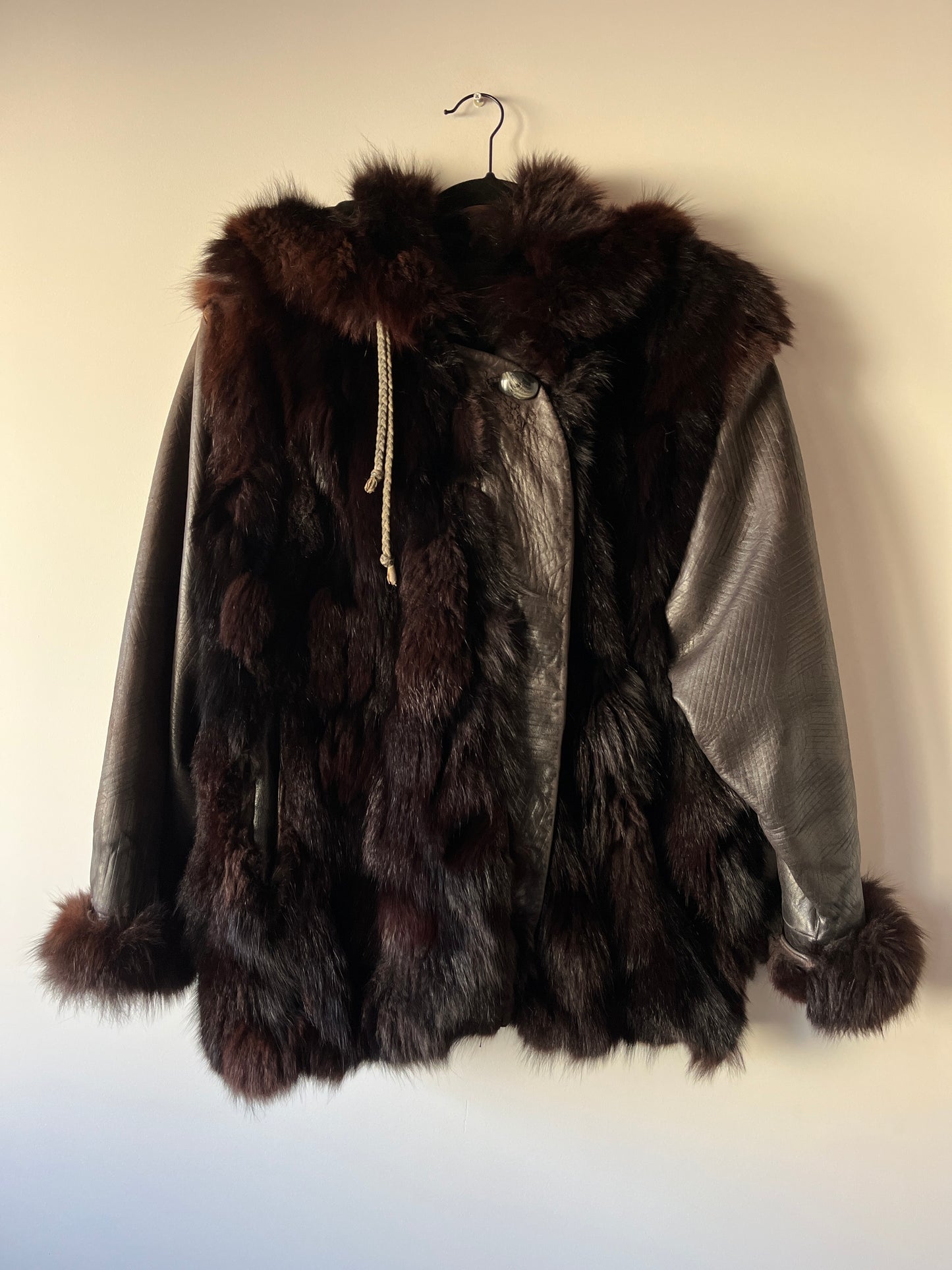 Veste en fourrure et cuir marron à capuche