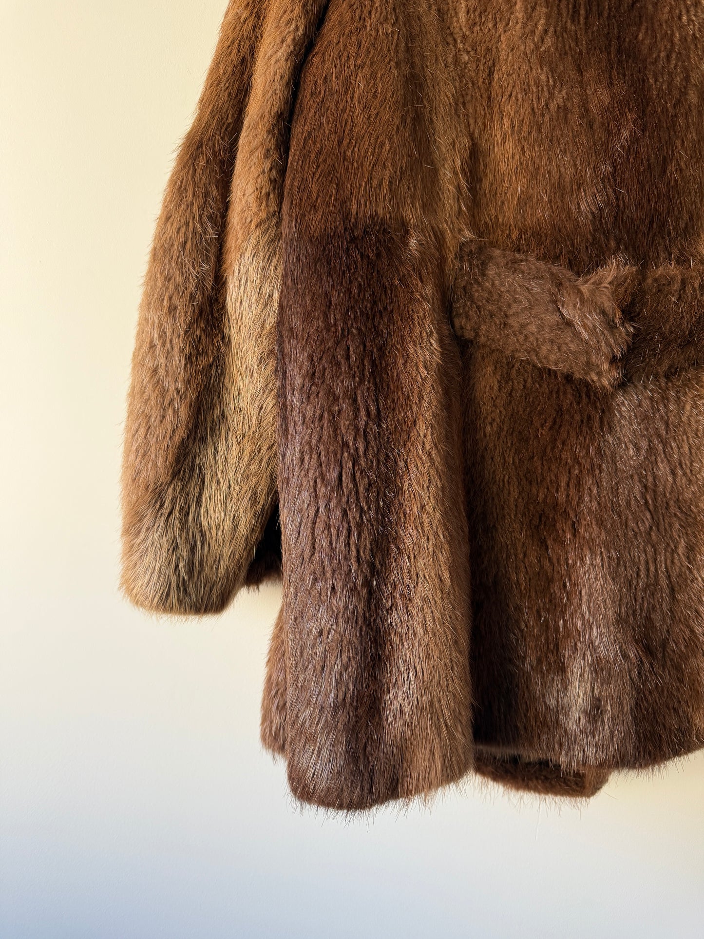 Manteau en fourrure forme caban