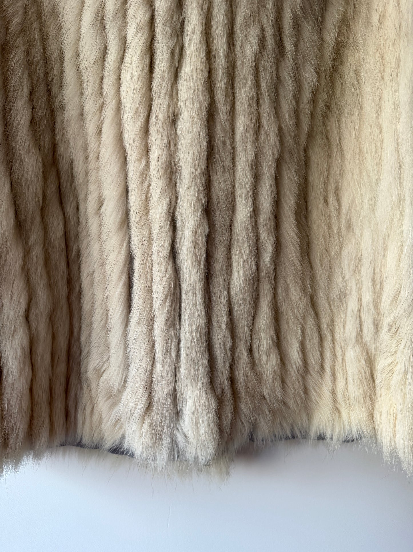 Manteau en fourrure galonné blanc
