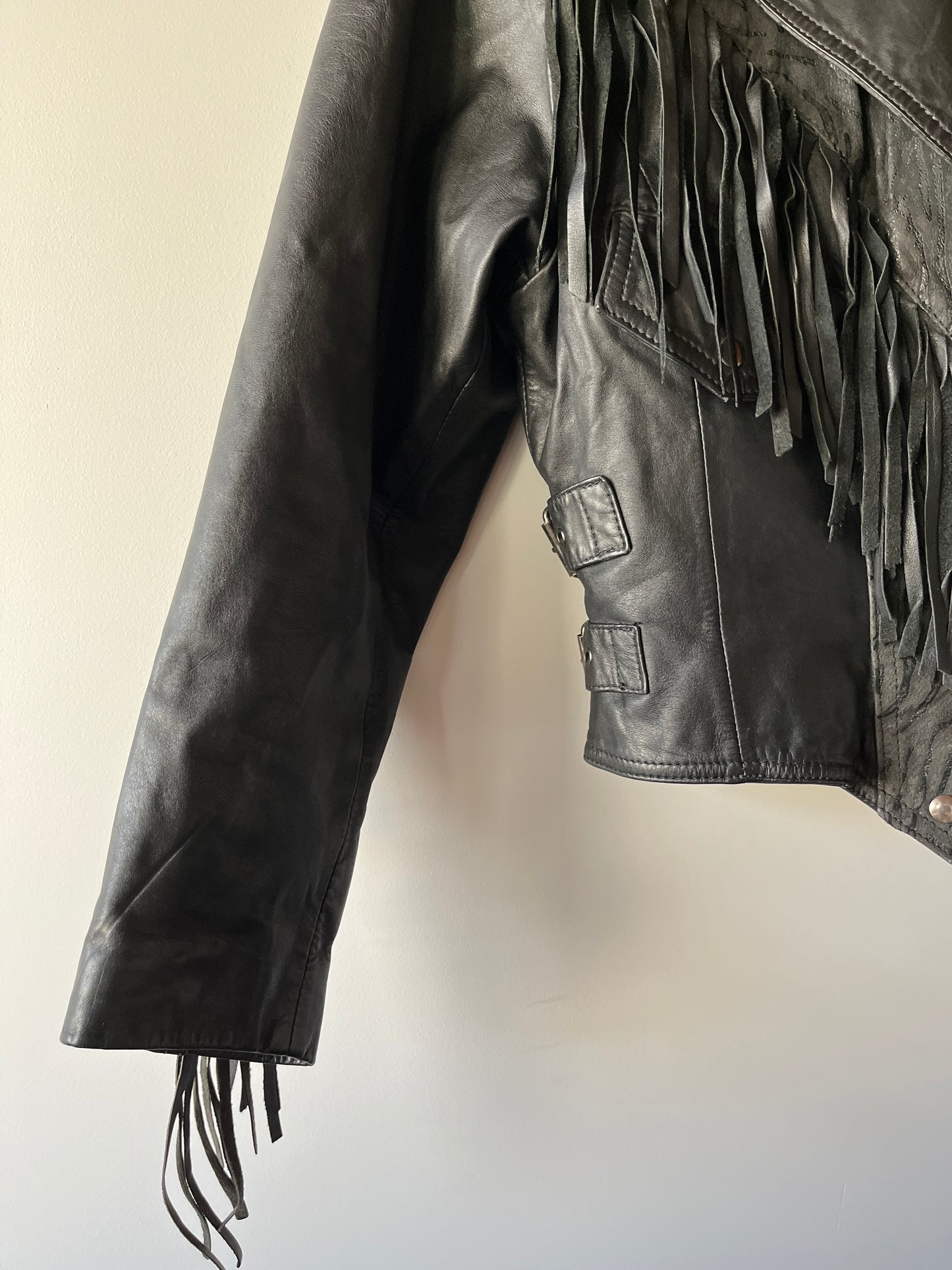 Veste en cuir noire à franges