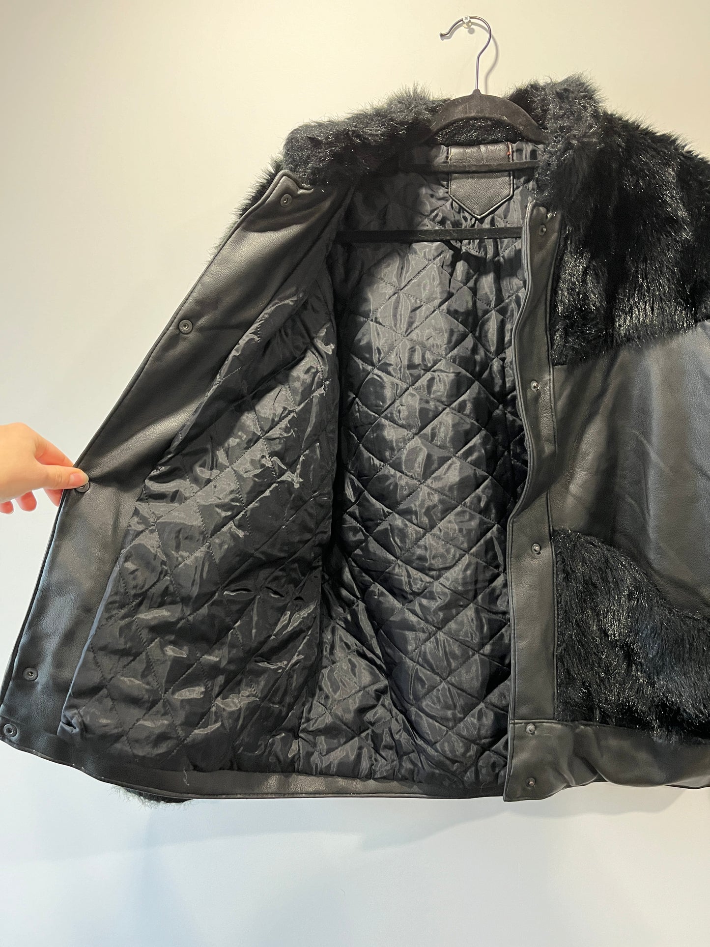 Veste en simili cuir et fausse fourrure