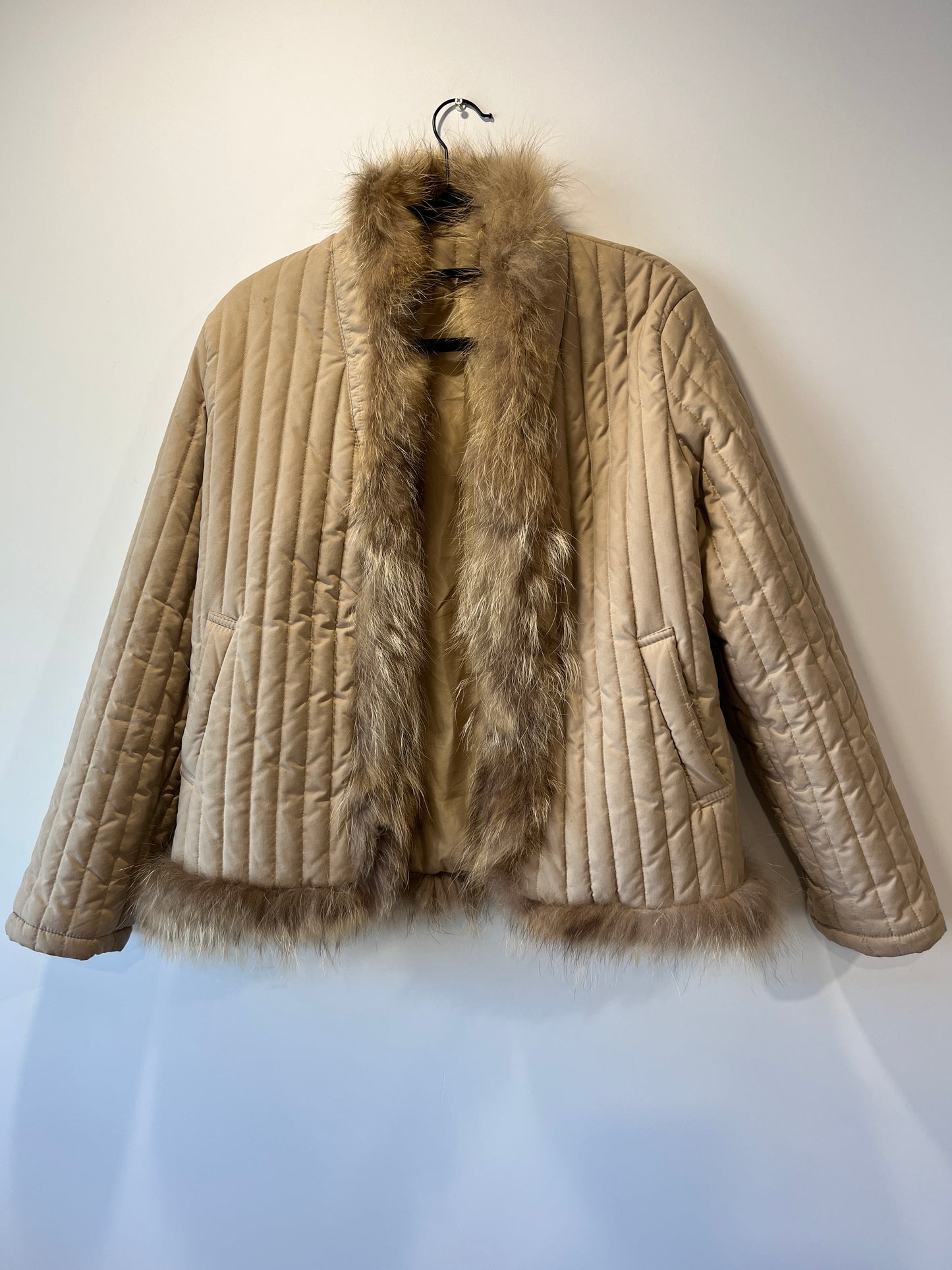 Veste matelassée beige avec bordures en fourrure