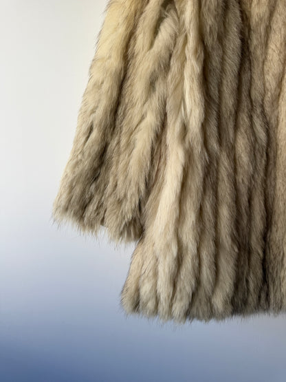 Manteau en fourrure galonné blanc