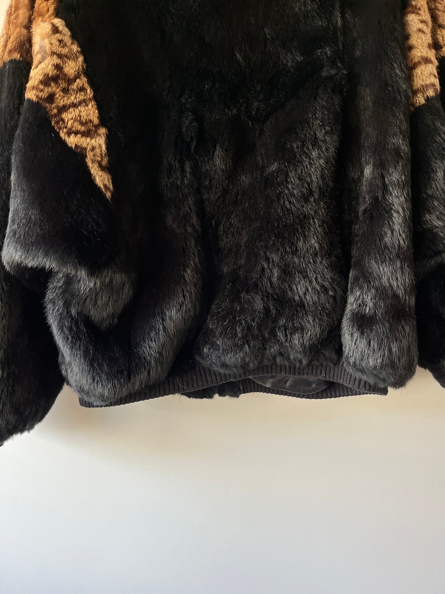 Veste en fourrure noire et léopard