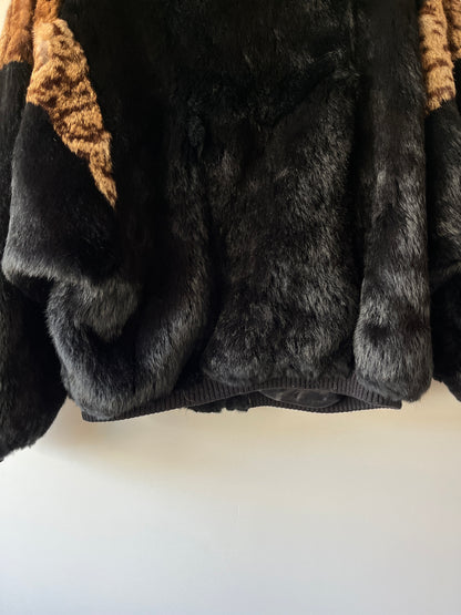 Veste en fourrure noire et léopard