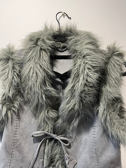 Gilet gris avec bordures en fausse fourrure