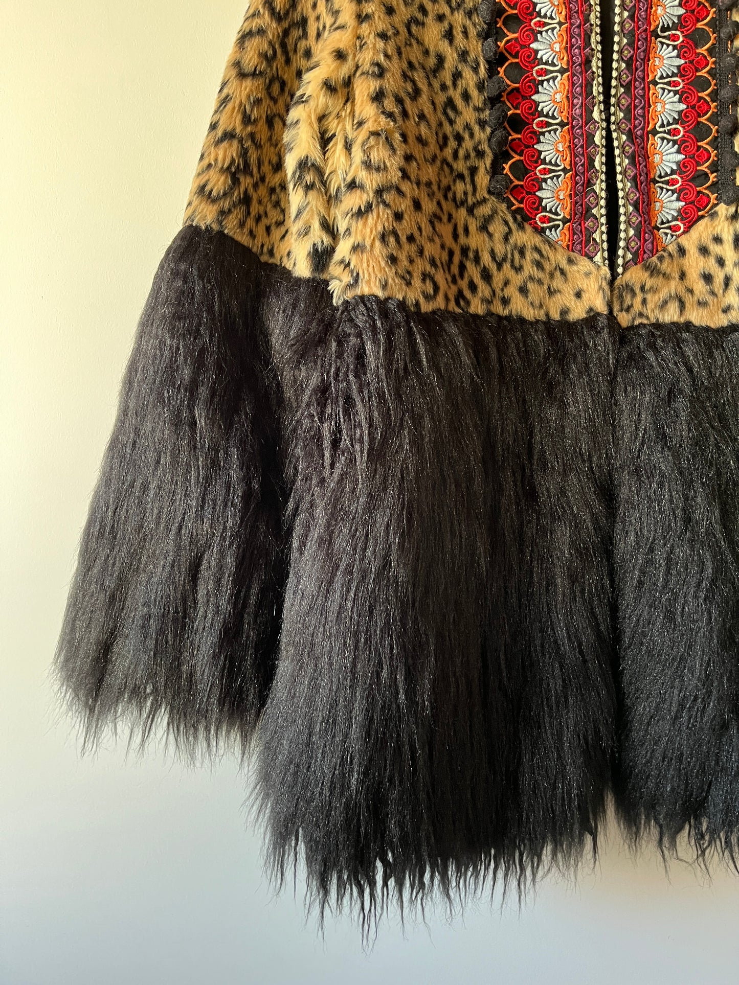 Veste bi-matière léopard brodé et fausse fourrure