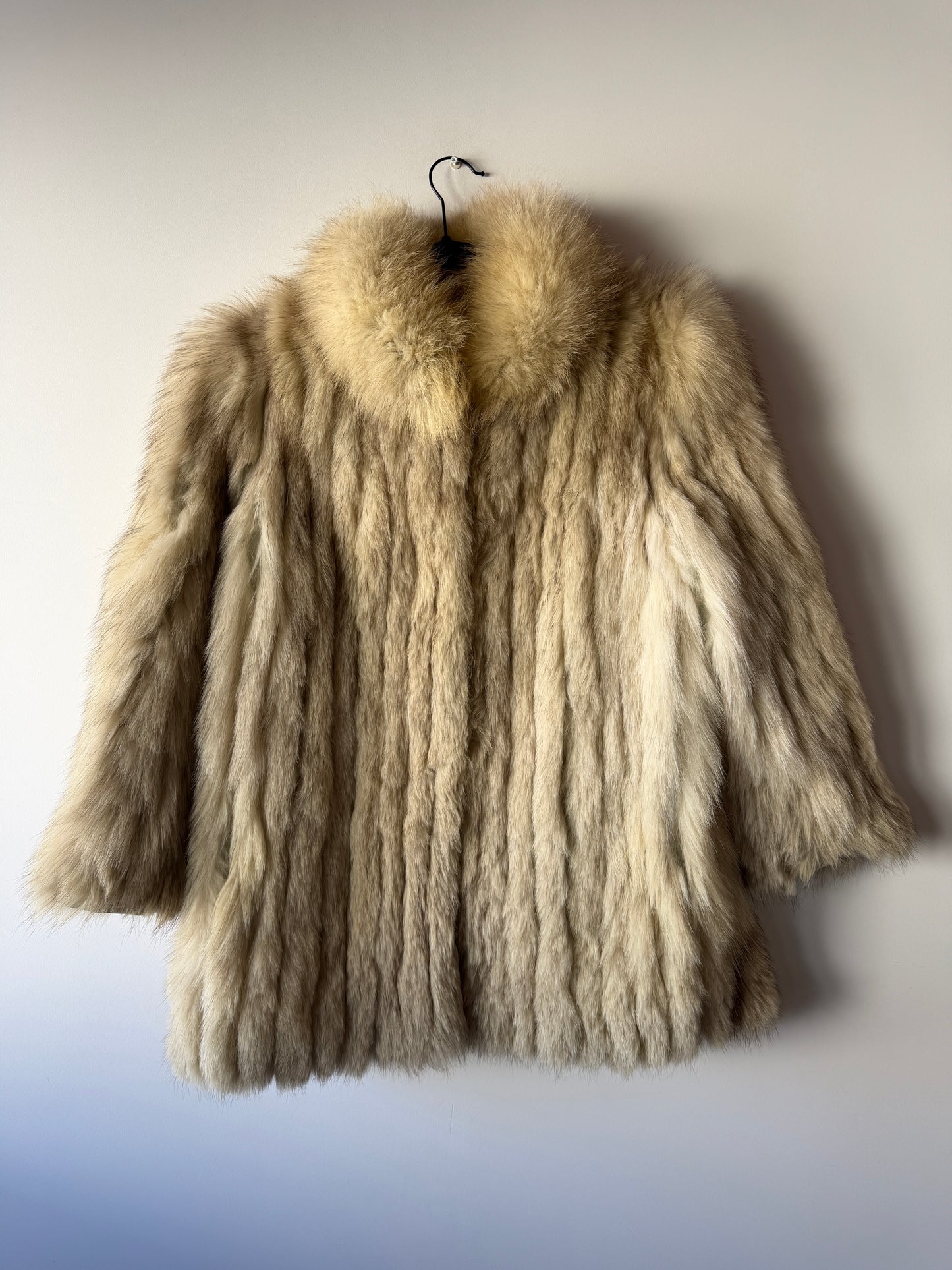 Manteau en fourrure galonné blanc