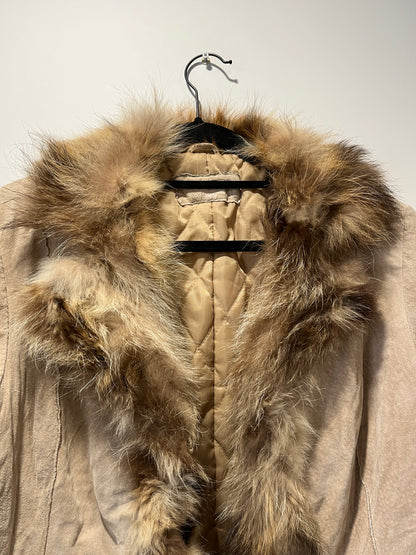 Veste en cuir beige avec bordures en fourrure