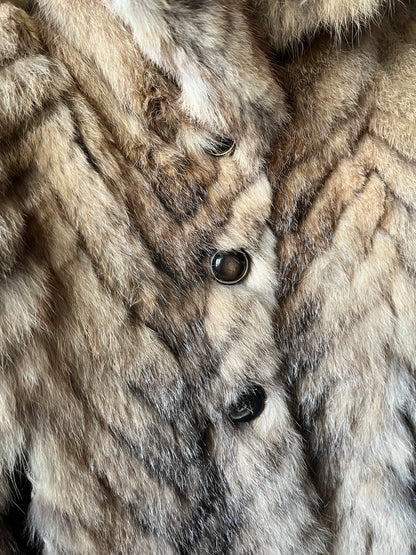 Manteau en fourrure galonnée fauve