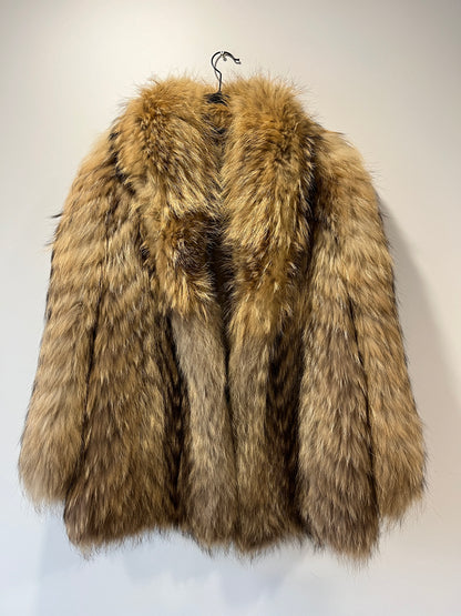 Manteau en fourrure fauve volumineuse