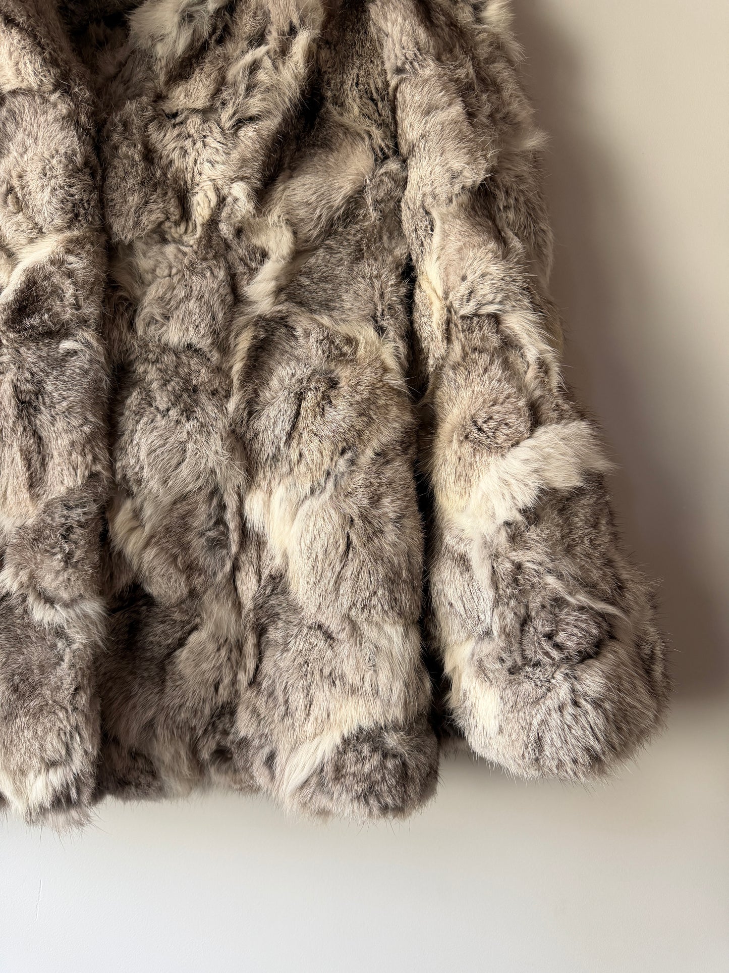 Manteau en fourrure gris et blanc