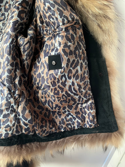 Veste en cuir noir avec bordures en fourrure