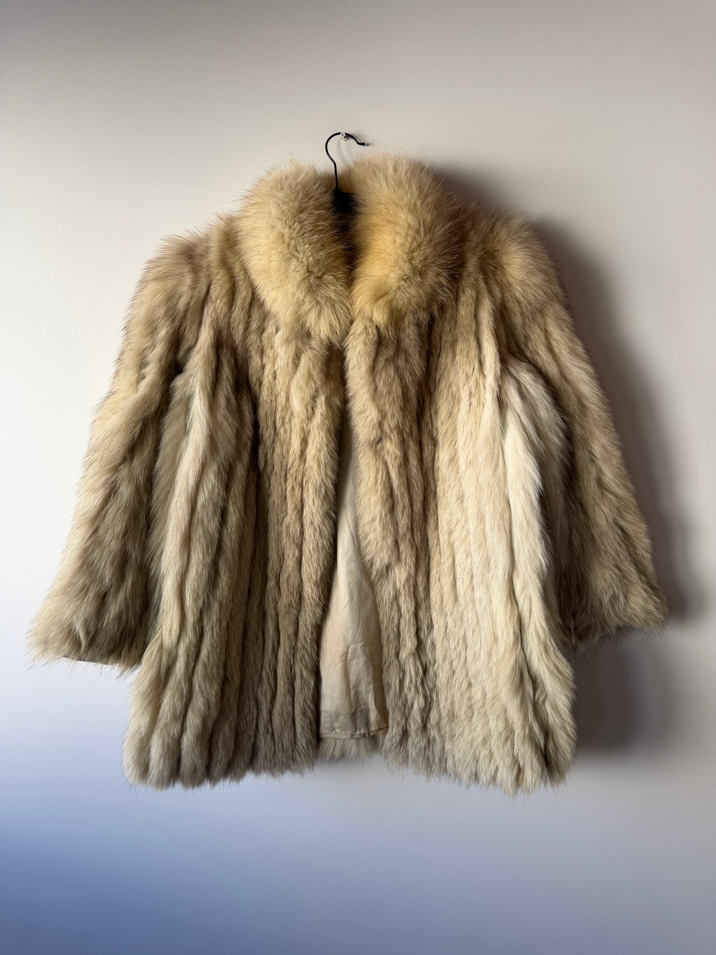 Manteau en fourrure galonné blanc