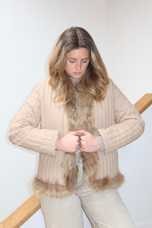 Veste matelassée beige avec bordures en fourrure