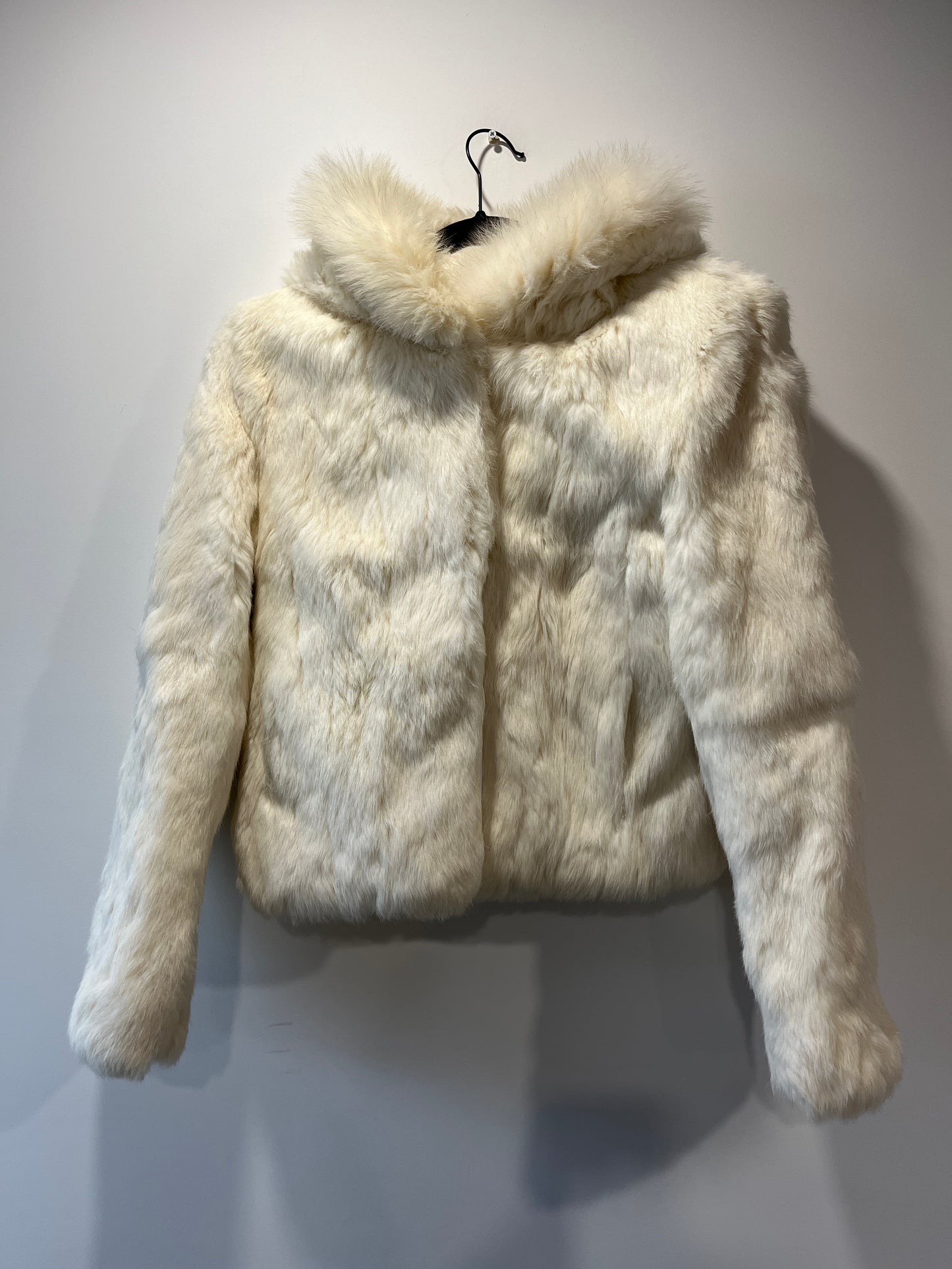 Veste à capuche courte en fourrure blanche
