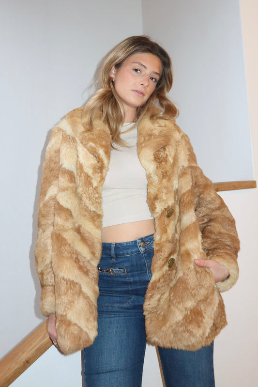 Manteau en fourrure rayé beige et blanc