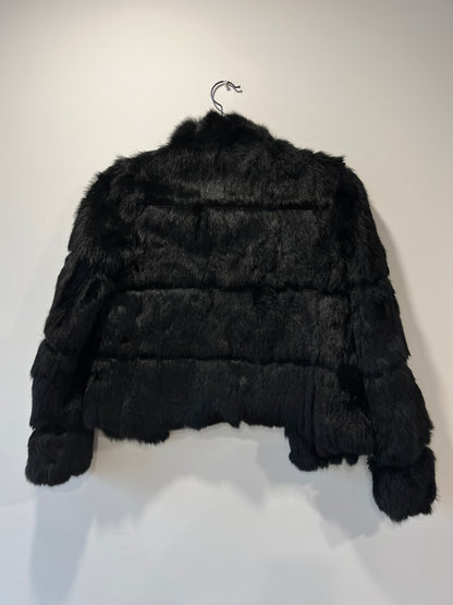 Veste en fourrure noire galonnée