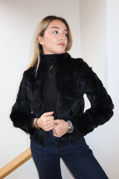 Veste en fourrure noire galonnée