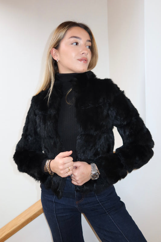 Veste en fourrure noire galonnée