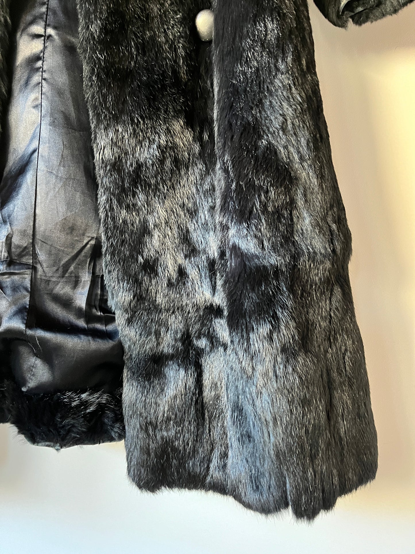 Manteau long noir en fourrure