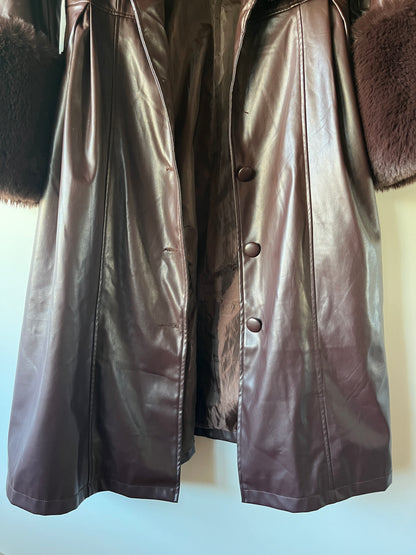 Manteau en simili cuir bordeaux et bordures en fausse fourrure