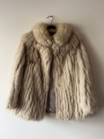 Manteau en fourrure galonné blanc