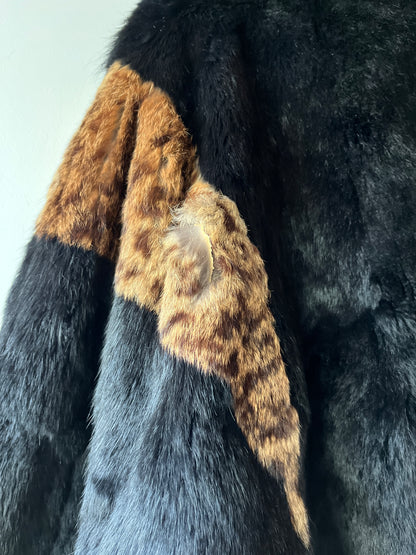 Veste en fourrure noire et léopard