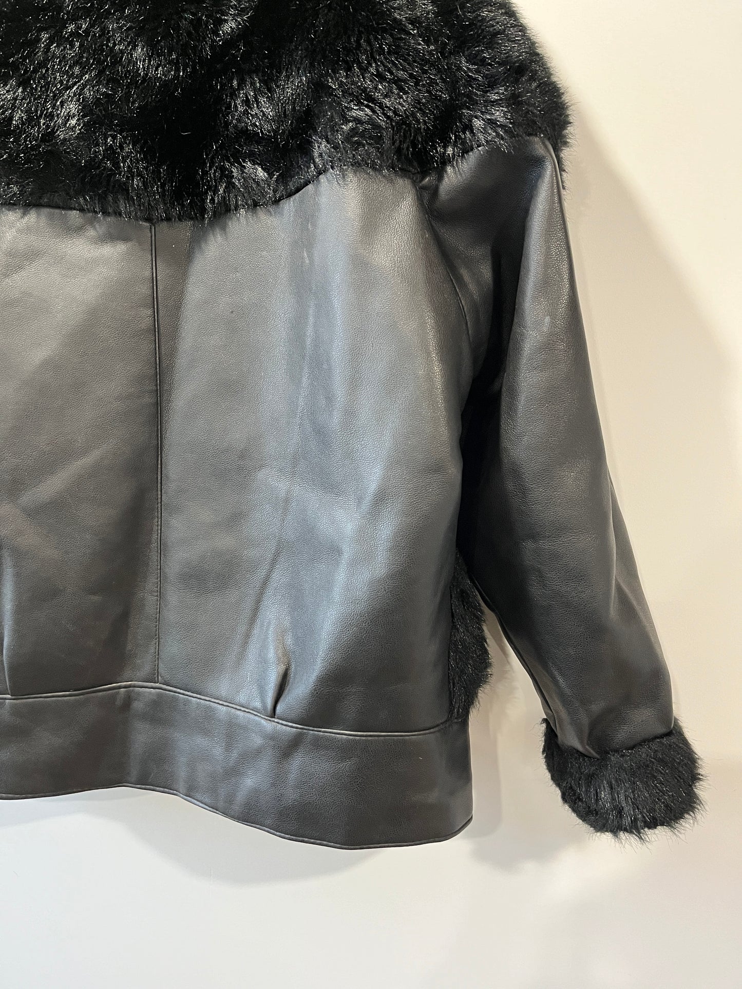 Veste en simili cuir et fausse fourrure
