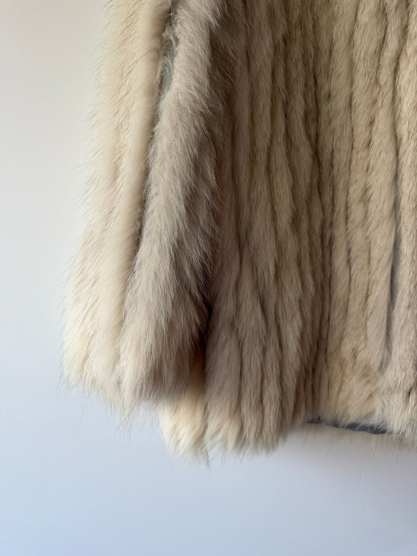 Manteau en fourrure galonné blanc