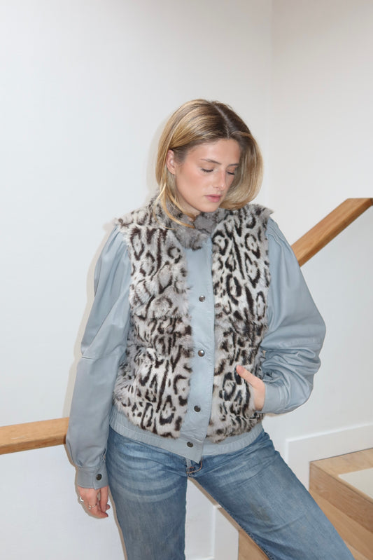 Veste en cuir gris et fourrure imprimée léopard