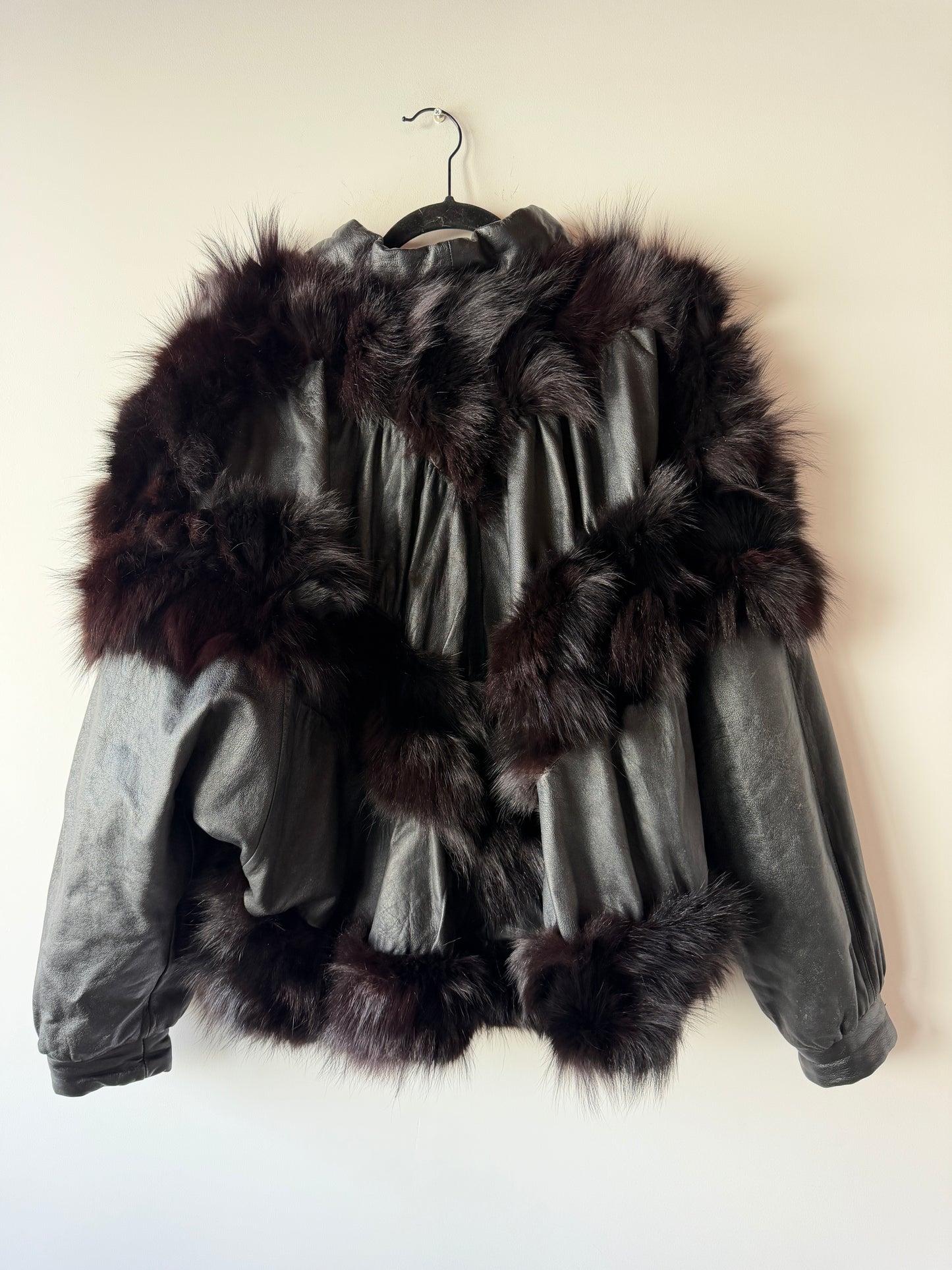 Veste en cuir et fourrure à manches chauve-souris