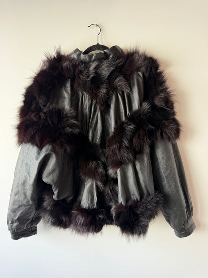 Veste en cuir et fourrure à manches chauve-souris