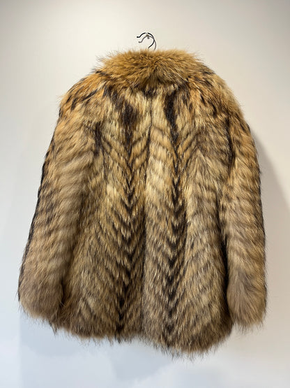 Manteau en fourrure fauve volumineuse